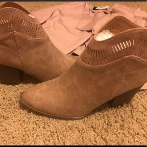 Women’s Booties. Light Pink. Size 6.5.